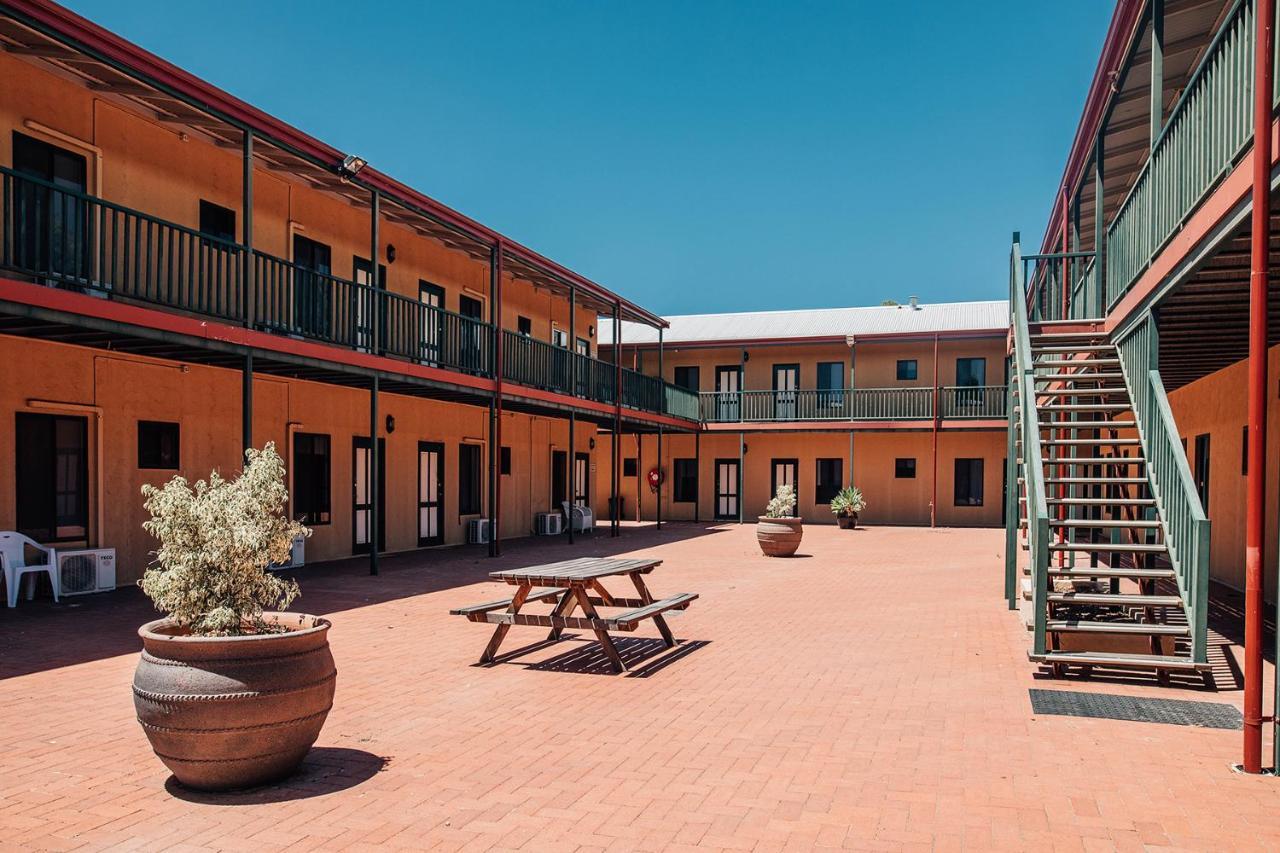 Settlers Hotel York Buitenkant foto