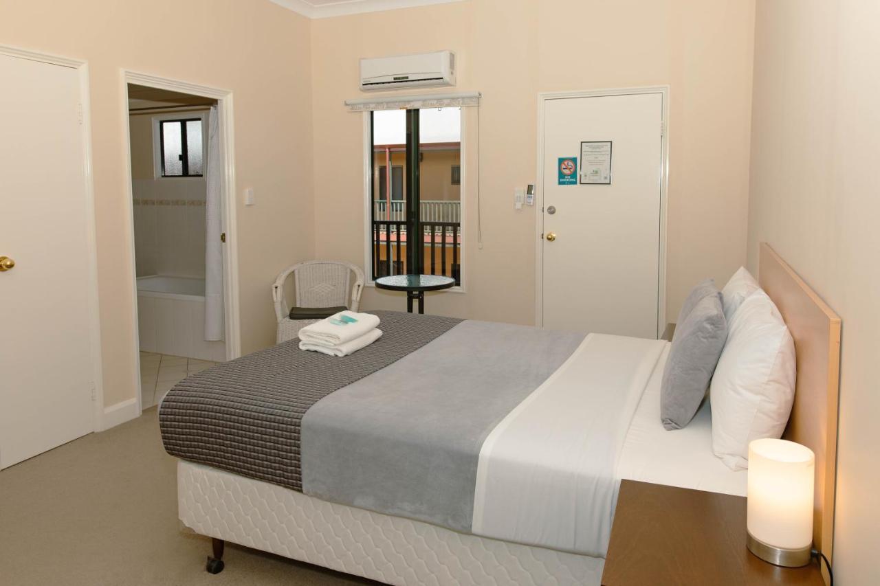 Settlers Hotel York Buitenkant foto